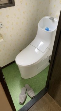 トイレ：福島県伊達市　芝生の上のトイレリフォーム