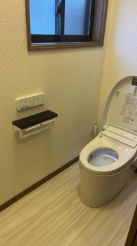 トイレ：福島県福島市　小花柄内装のトイレリフォーム