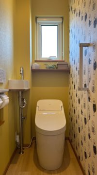 トイレ：福島県福島市　フクロウ柄のおしゃれな壁紙トイレリフォーム