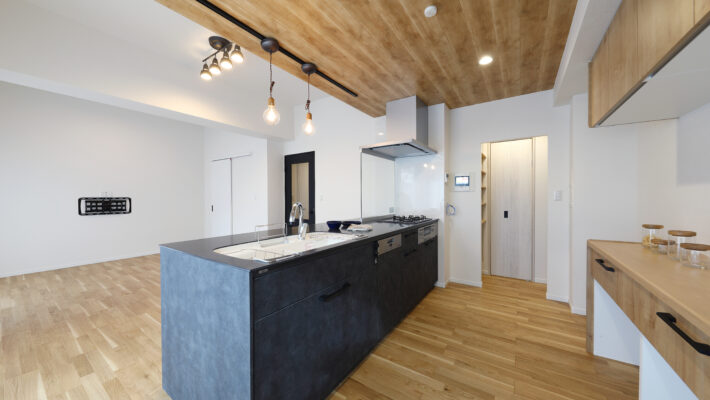 キッチン：福島県郡山市　光と高天井が広がるカフェ風LDKリフォーム