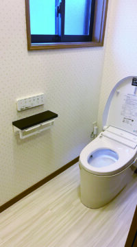 トイレ：福島県福島市　小花柄クロスで明るいトイレ空間へリフォーム